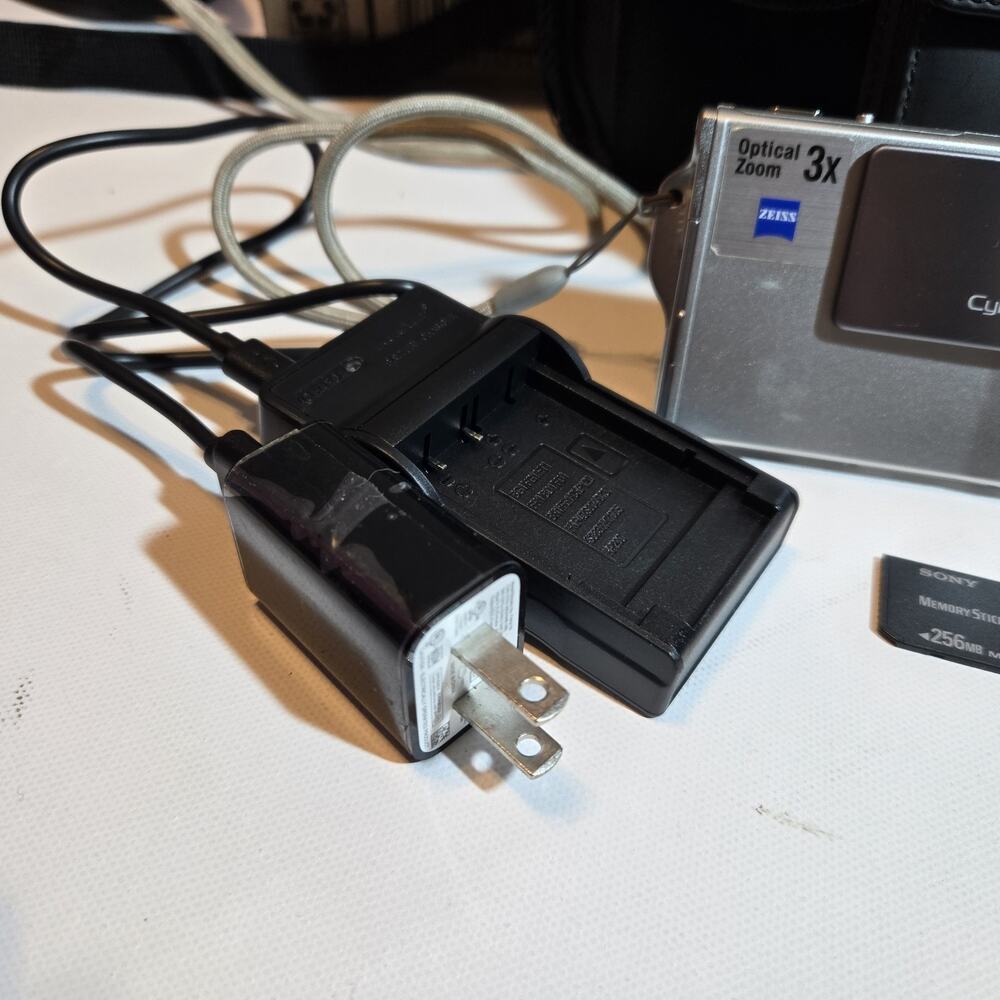 Sony Cyber-shot DSC-T7 Silver Y2K Digicam Bundle 256 Memory Stick Charger TESTED - Picture 7 of 7